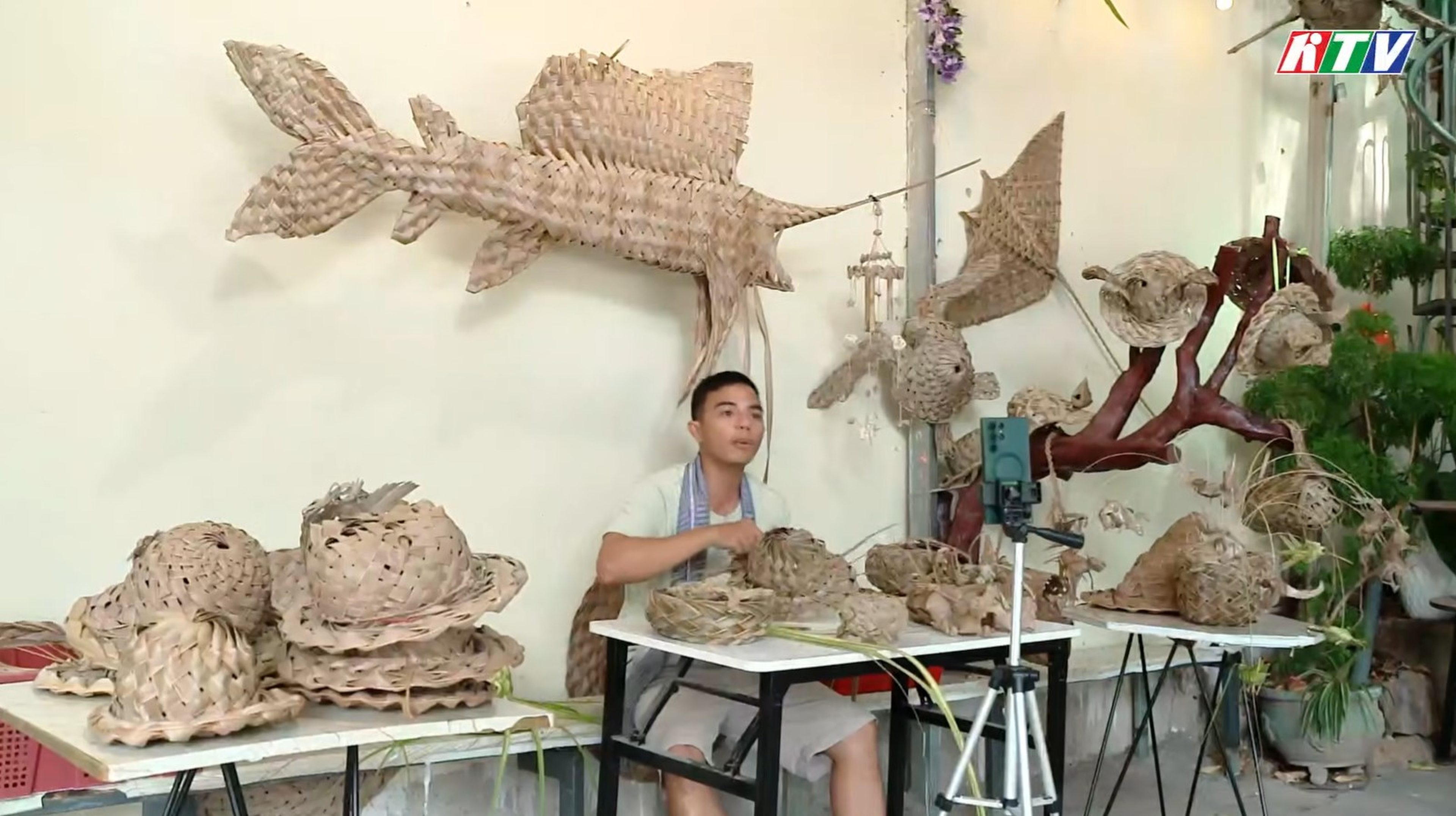 Khi người trẻ "dệt" sức sống mới cho nghệ thuật đan lá dừa - Hình 4